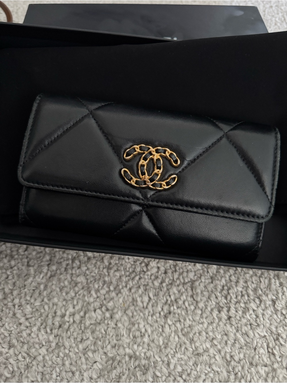 Chanel
19 Flap Wallet Quilted Lambskin 
(Great condition + Full set) - Picture 10 of 10